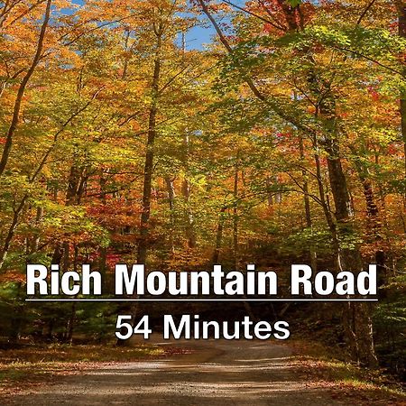 New Luxury Cabin With Stunning Mountainviews,Hottub, Firepit, Fireplace,2 Kingbeds, 2 Covereddecks,Bbqgrill, Shuffleboard And Pool Access Sevierville Luaran gambar