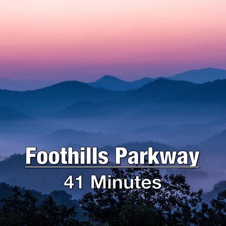 New Luxury Cabin With Stunning Mountainviews,Hottub, Firepit, Fireplace,2 Kingbeds, 2 Covereddecks,Bbqgrill, Shuffleboard And Pool Access Sevierville Luaran gambar