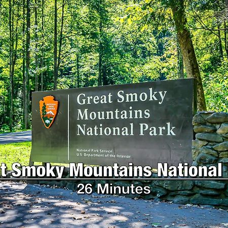 New Luxury Cabin With Stunning Mountainviews,Hottub, Firepit, Fireplace,2 Kingbeds, 2 Covereddecks,Bbqgrill, Shuffleboard And Pool Access Sevierville Luaran gambar