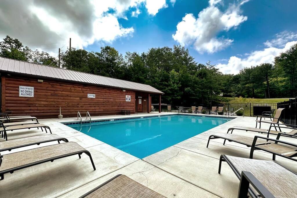 New Luxury Cabin With Stunning Mountainviews,Hottub, Firepit, Fireplace,2 Kingbeds, 2 Covereddecks,Bbqgrill, Shuffleboard And Pool Access Sevierville Luaran gambar