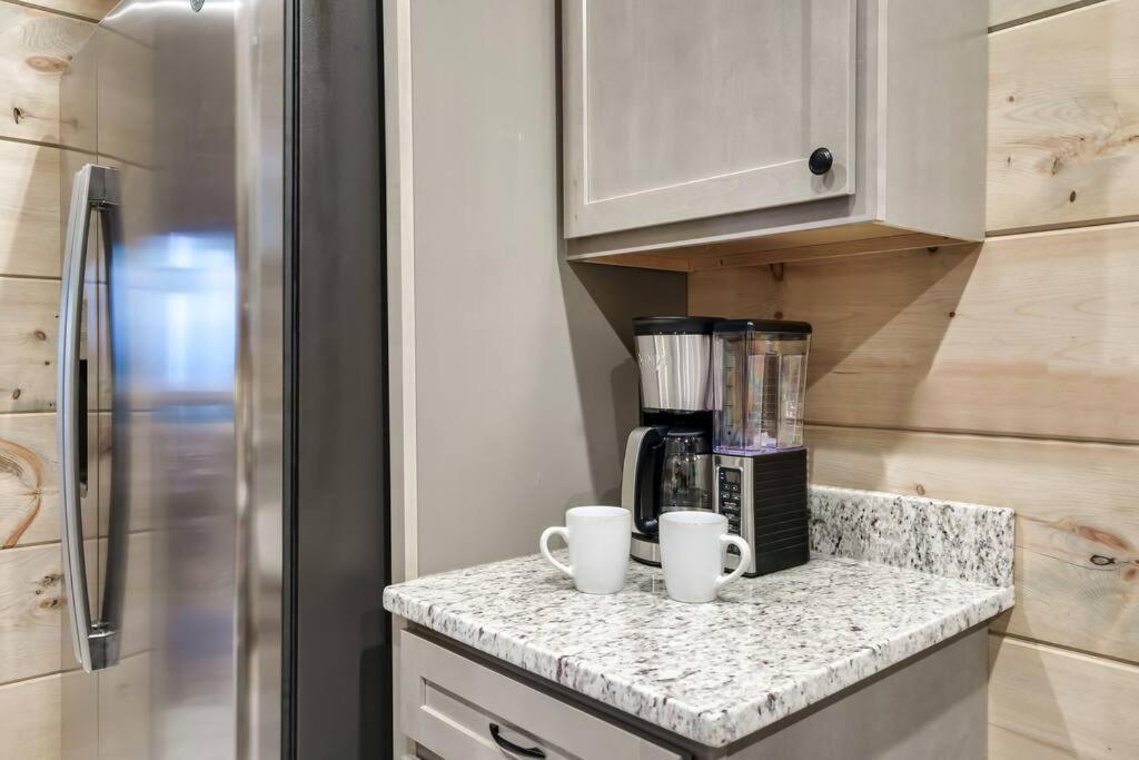 New Luxury Cabin With Stunning Mountainviews,Hottub, Firepit, Fireplace,2 Kingbeds, 2 Covereddecks,Bbqgrill, Shuffleboard And Pool Access Sevierville Luaran gambar