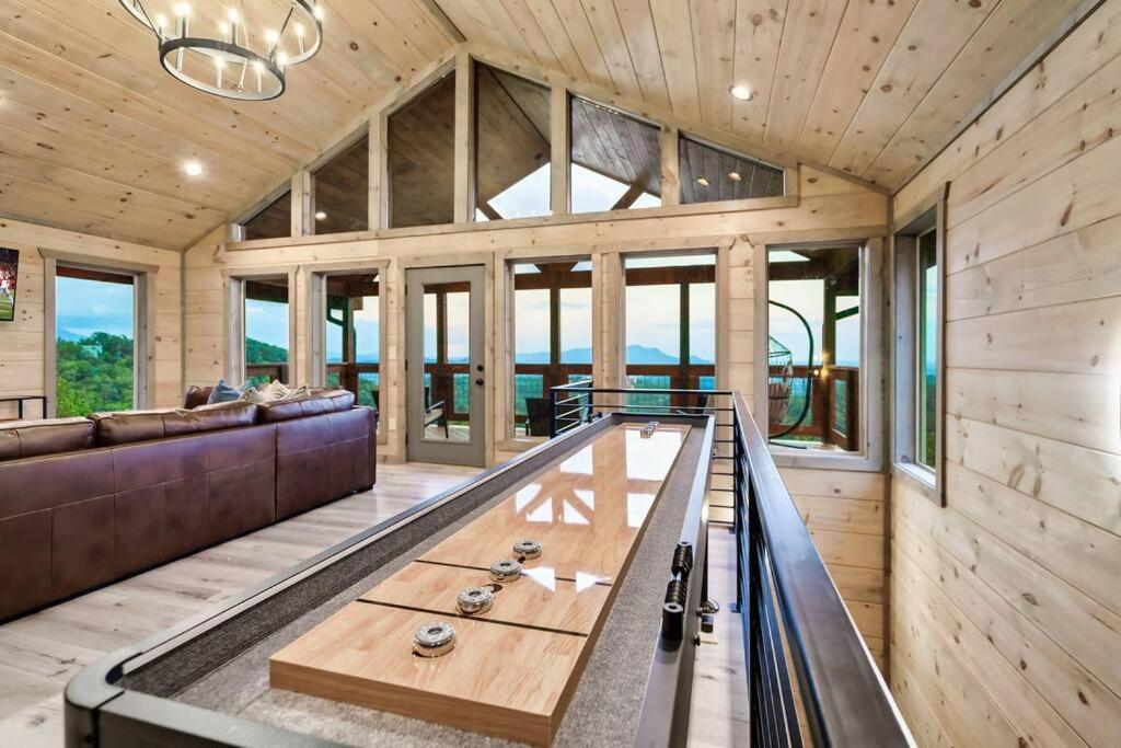 New Luxury Cabin With Stunning Mountainviews,Hottub, Firepit, Fireplace,2 Kingbeds, 2 Covereddecks,Bbqgrill, Shuffleboard And Pool Access Sevierville Luaran gambar