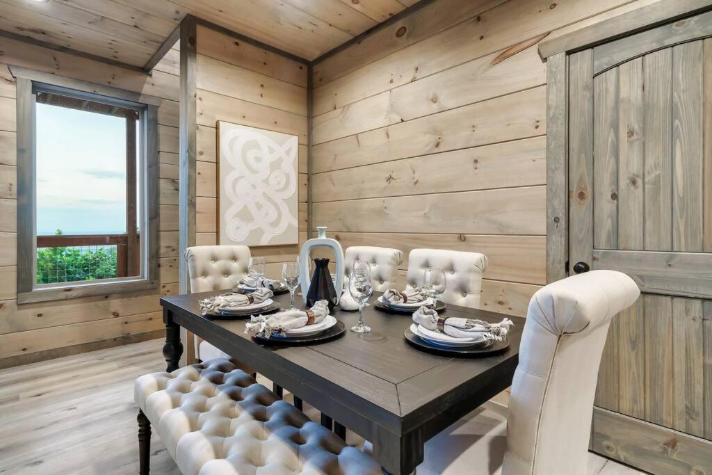 New Luxury Cabin With Stunning Mountainviews,Hottub, Firepit, Fireplace,2 Kingbeds, 2 Covereddecks,Bbqgrill, Shuffleboard And Pool Access Sevierville Luaran gambar