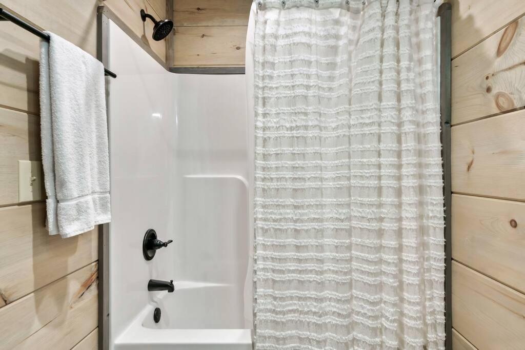 New Luxury Cabin With Stunning Mountainviews,Hottub, Firepit, Fireplace,2 Kingbeds, 2 Covereddecks,Bbqgrill, Shuffleboard And Pool Access Sevierville Luaran gambar