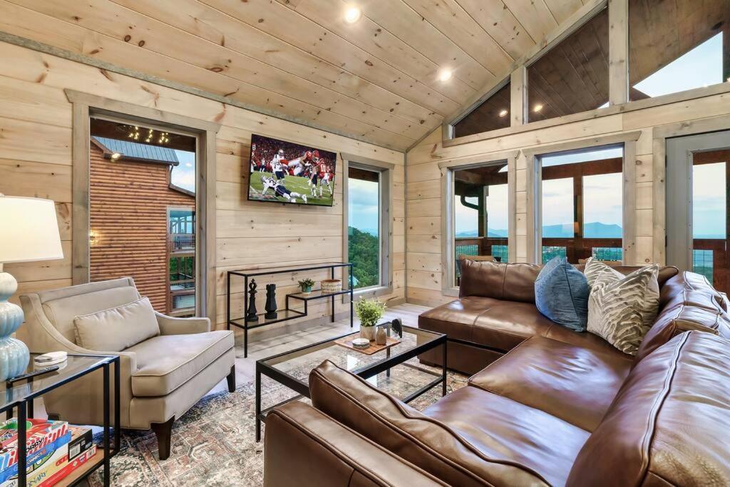 New Luxury Cabin With Stunning Mountainviews,Hottub, Firepit, Fireplace,2 Kingbeds, 2 Covereddecks,Bbqgrill, Shuffleboard And Pool Access Sevierville Luaran gambar