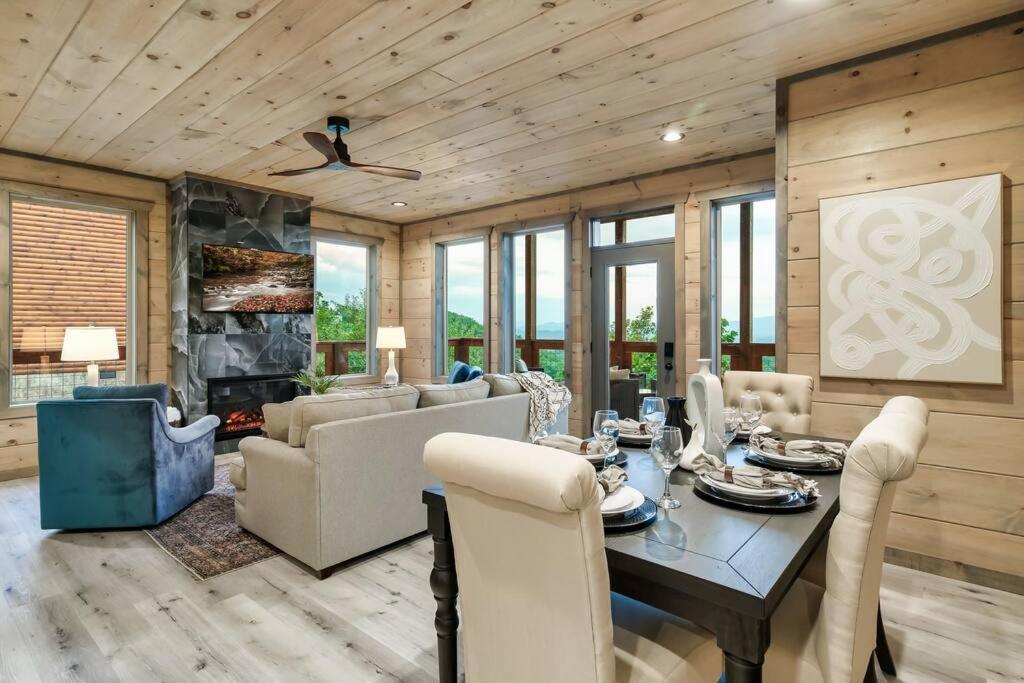 New Luxury Cabin With Stunning Mountainviews,Hottub, Firepit, Fireplace,2 Kingbeds, 2 Covereddecks,Bbqgrill, Shuffleboard And Pool Access Sevierville Luaran gambar