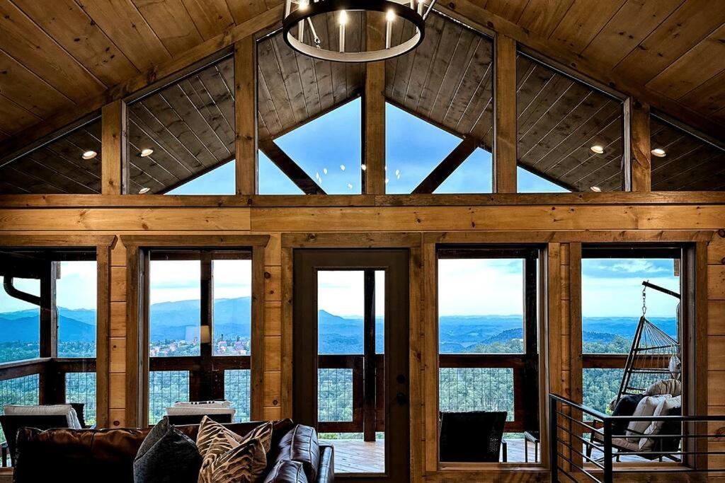 New Luxury Cabin With Stunning Mountainviews,Hottub, Firepit, Fireplace,2 Kingbeds, 2 Covereddecks,Bbqgrill, Shuffleboard And Pool Access Sevierville Luaran gambar