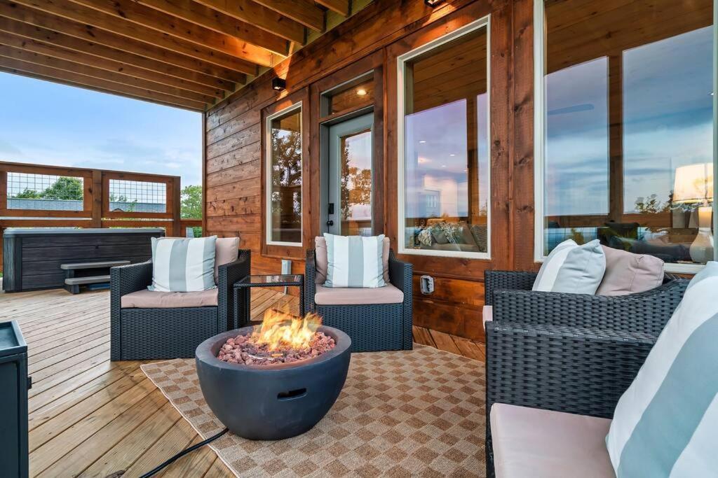 New Luxury Cabin With Stunning Mountainviews,Hottub, Firepit, Fireplace,2 Kingbeds, 2 Covereddecks,Bbqgrill, Shuffleboard And Pool Access Sevierville Luaran gambar