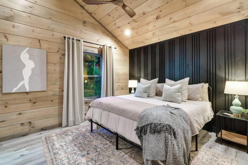 New Luxury Cabin With Stunning Mountainviews,Hottub, Firepit, Fireplace,2 Kingbeds, 2 Covereddecks,Bbqgrill, Shuffleboard And Pool Access Sevierville Luaran gambar