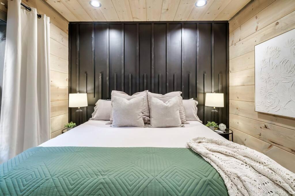 New Luxury Cabin With Stunning Mountainviews,Hottub, Firepit, Fireplace,2 Kingbeds, 2 Covereddecks,Bbqgrill, Shuffleboard And Pool Access Sevierville Luaran gambar
