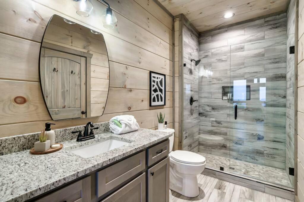 New Luxury Cabin With Stunning Mountainviews,Hottub, Firepit, Fireplace,2 Kingbeds, 2 Covereddecks,Bbqgrill, Shuffleboard And Pool Access Sevierville Luaran gambar