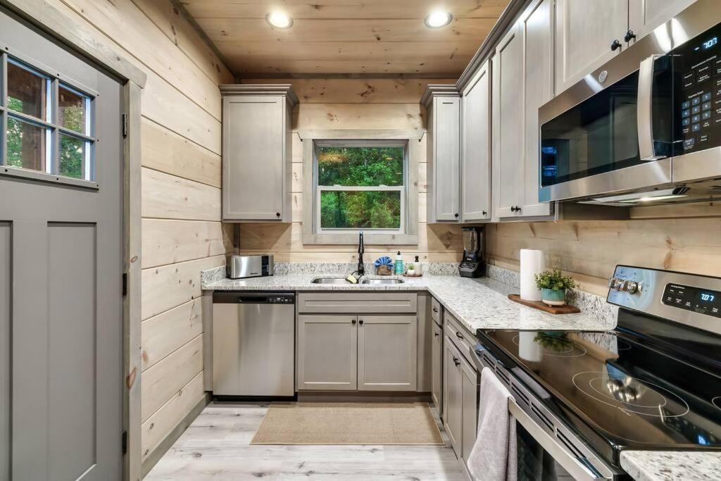 New Luxury Cabin With Stunning Mountainviews,Hottub, Firepit, Fireplace,2 Kingbeds, 2 Covereddecks,Bbqgrill, Shuffleboard And Pool Access Sevierville Luaran gambar