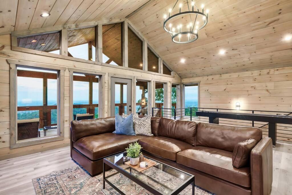 New Luxury Cabin With Stunning Mountainviews,Hottub, Firepit, Fireplace,2 Kingbeds, 2 Covereddecks,Bbqgrill, Shuffleboard And Pool Access Sevierville Luaran gambar