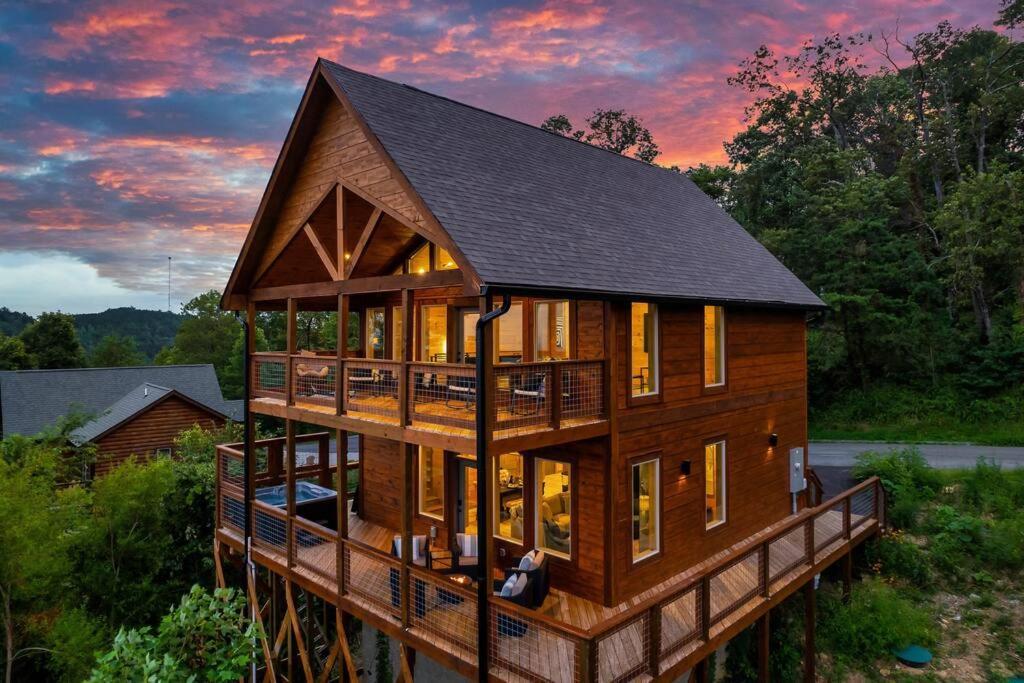 New Luxury Cabin With Stunning Mountainviews,Hottub, Firepit, Fireplace,2 Kingbeds, 2 Covereddecks,Bbqgrill, Shuffleboard And Pool Access Sevierville Luaran gambar
