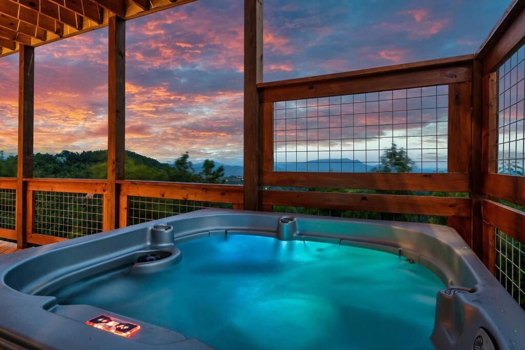 New Luxury Cabin With Stunning Mountainviews,Hottub, Firepit, Fireplace,2 Kingbeds, 2 Covereddecks,Bbqgrill, Shuffleboard And Pool Access Sevierville Luaran gambar
