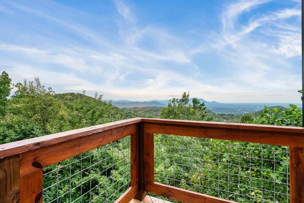New Luxury Cabin With Stunning Mountainviews,Hottub, Firepit, Fireplace,2 Kingbeds, 2 Covereddecks,Bbqgrill, Shuffleboard And Pool Access Sevierville Luaran gambar