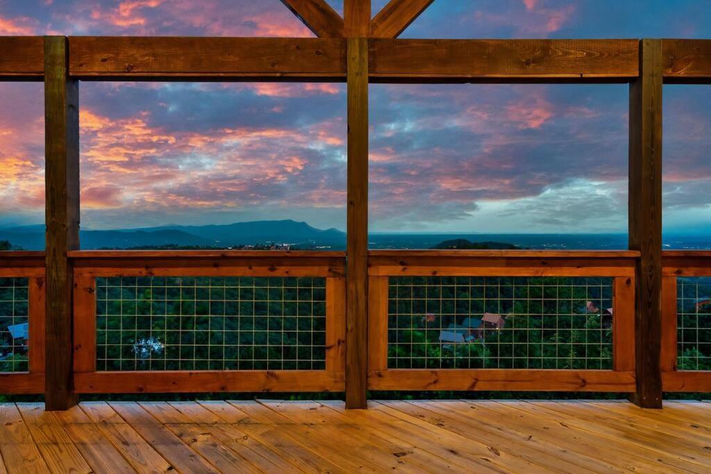 New Luxury Cabin With Stunning Mountainviews,Hottub, Firepit, Fireplace,2 Kingbeds, 2 Covereddecks,Bbqgrill, Shuffleboard And Pool Access Sevierville Luaran gambar