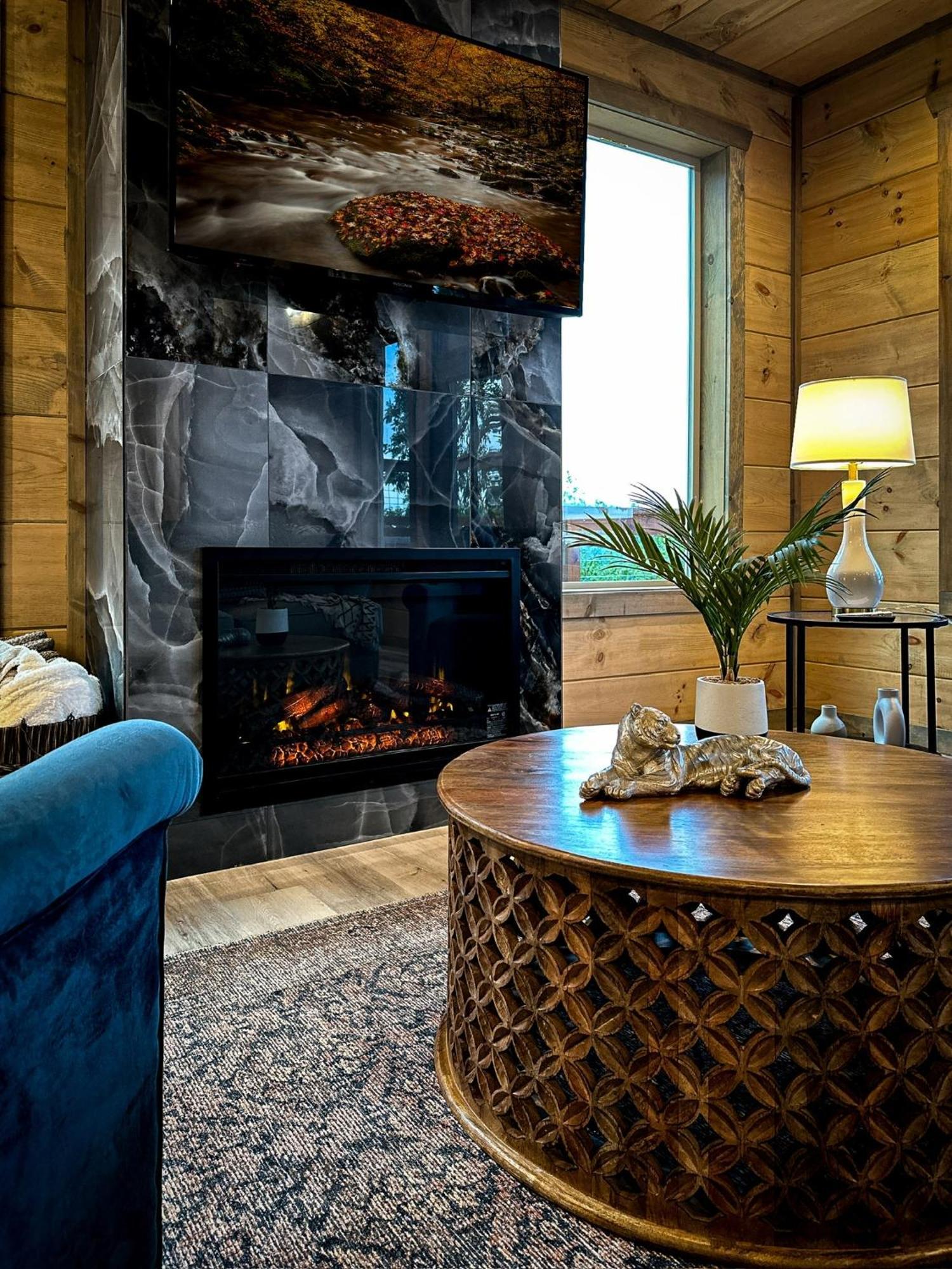 New Luxury Cabin With Stunning Mountainviews,Hottub, Firepit, Fireplace,2 Kingbeds, 2 Covereddecks,Bbqgrill, Shuffleboard And Pool Access Sevierville Luaran gambar