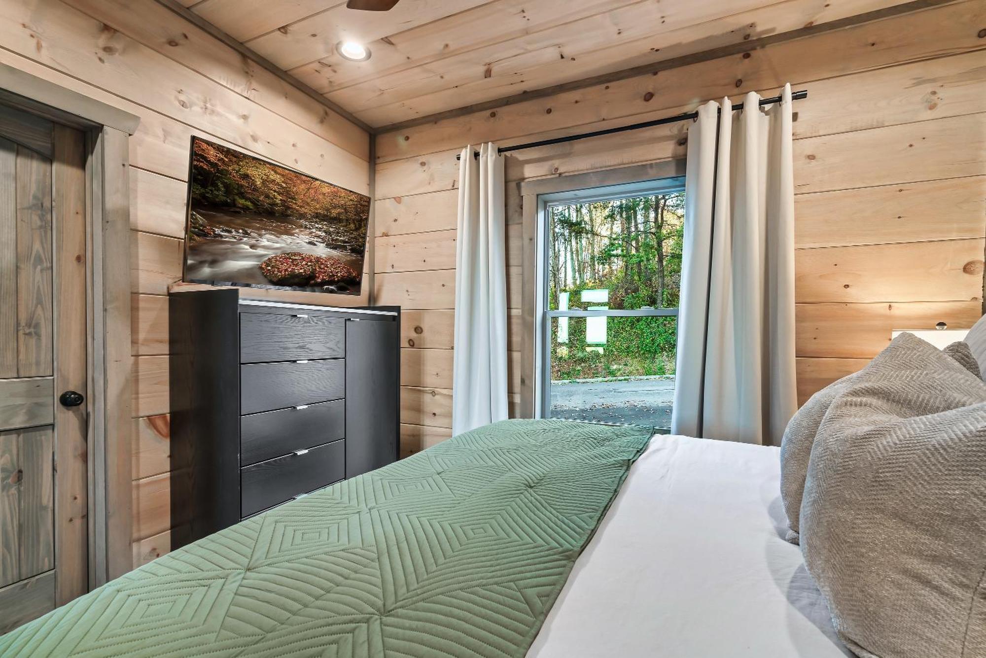 New Luxury Cabin With Stunning Mountainviews,Hottub, Firepit, Fireplace,2 Kingbeds, 2 Covereddecks,Bbqgrill, Shuffleboard And Pool Access Sevierville Luaran gambar