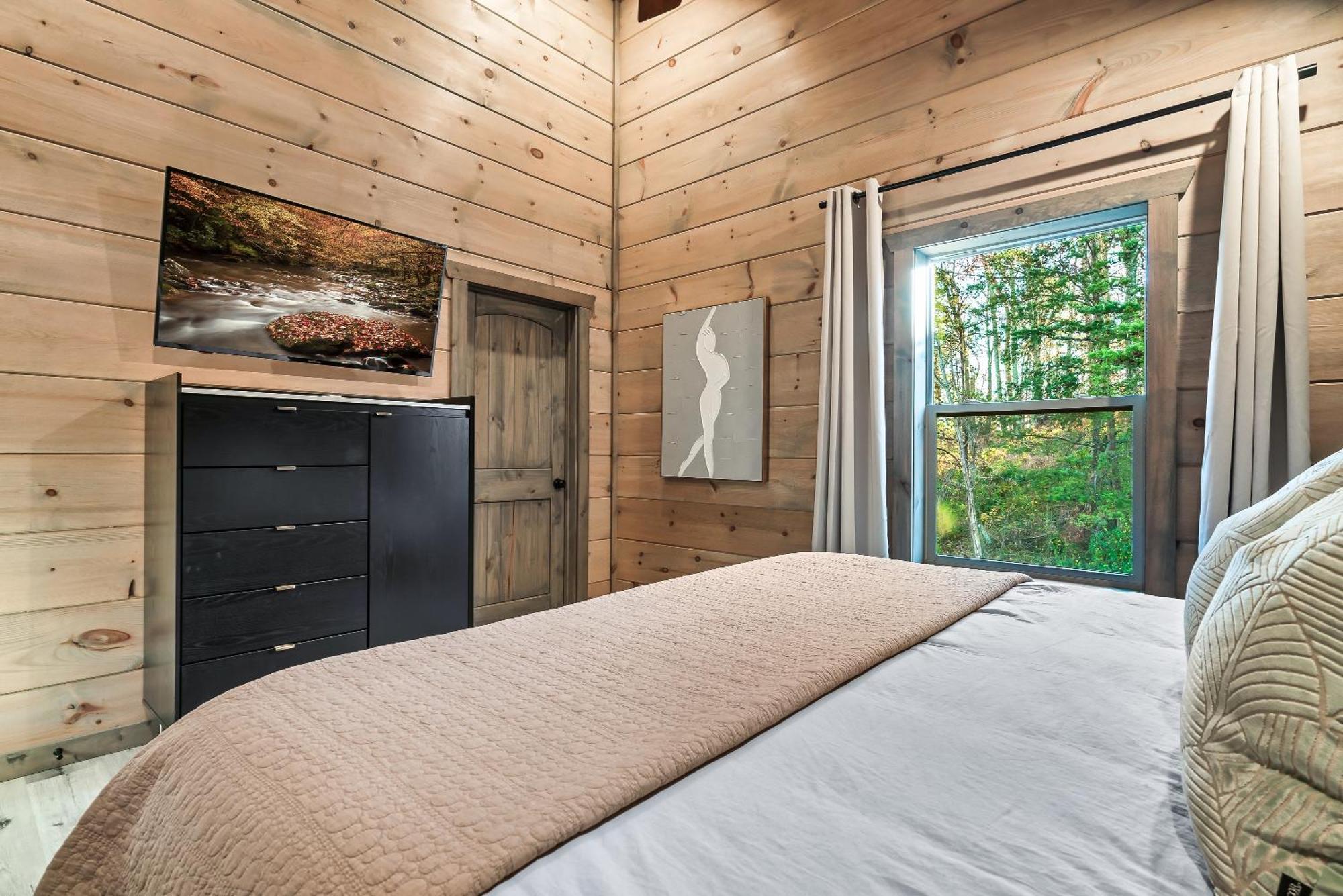 New Luxury Cabin With Stunning Mountainviews,Hottub, Firepit, Fireplace,2 Kingbeds, 2 Covereddecks,Bbqgrill, Shuffleboard And Pool Access Sevierville Luaran gambar