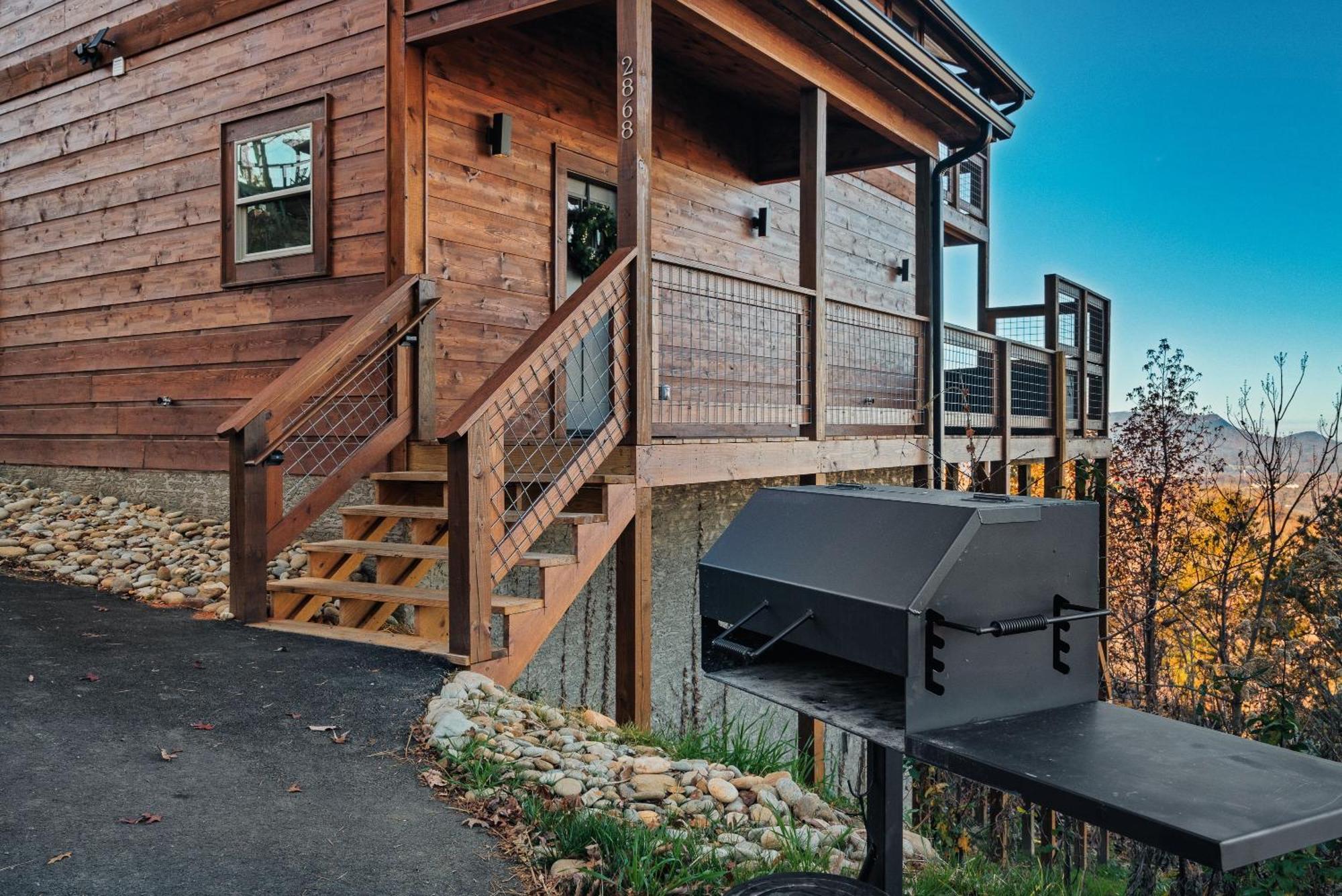 New Luxury Cabin With Stunning Mountainviews,Hottub, Firepit, Fireplace,2 Kingbeds, 2 Covereddecks,Bbqgrill, Shuffleboard And Pool Access Sevierville Luaran gambar
