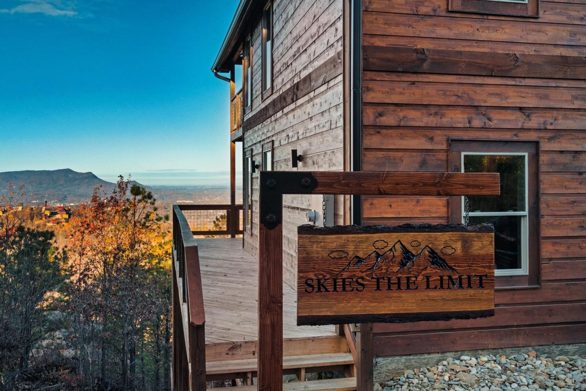 New Luxury Cabin With Stunning Mountainviews,Hottub, Firepit, Fireplace,2 Kingbeds, 2 Covereddecks,Bbqgrill, Shuffleboard And Pool Access Sevierville Luaran gambar