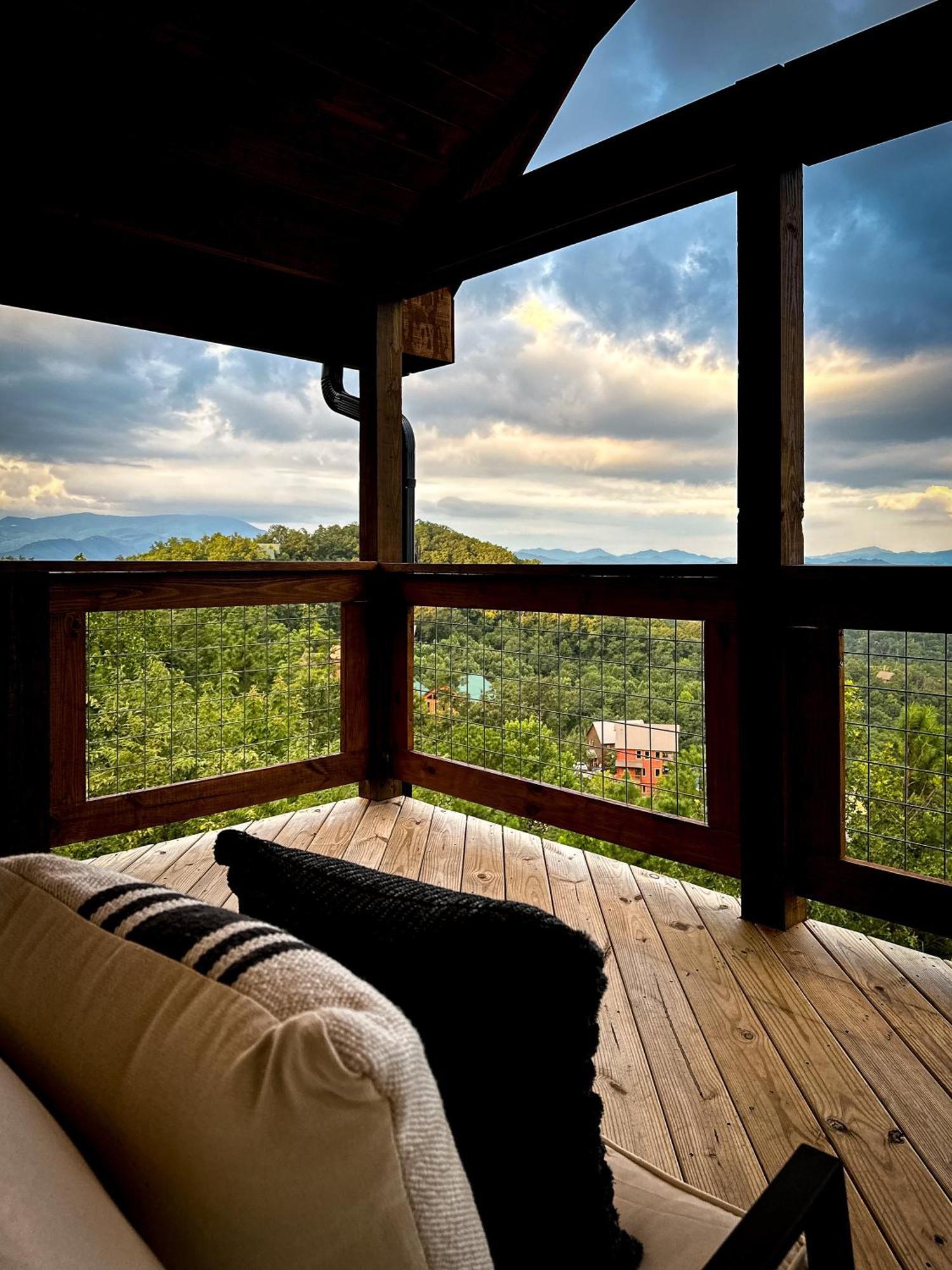 New Luxury Cabin With Stunning Mountainviews,Hottub, Firepit, Fireplace,2 Kingbeds, 2 Covereddecks,Bbqgrill, Shuffleboard And Pool Access Sevierville Luaran gambar