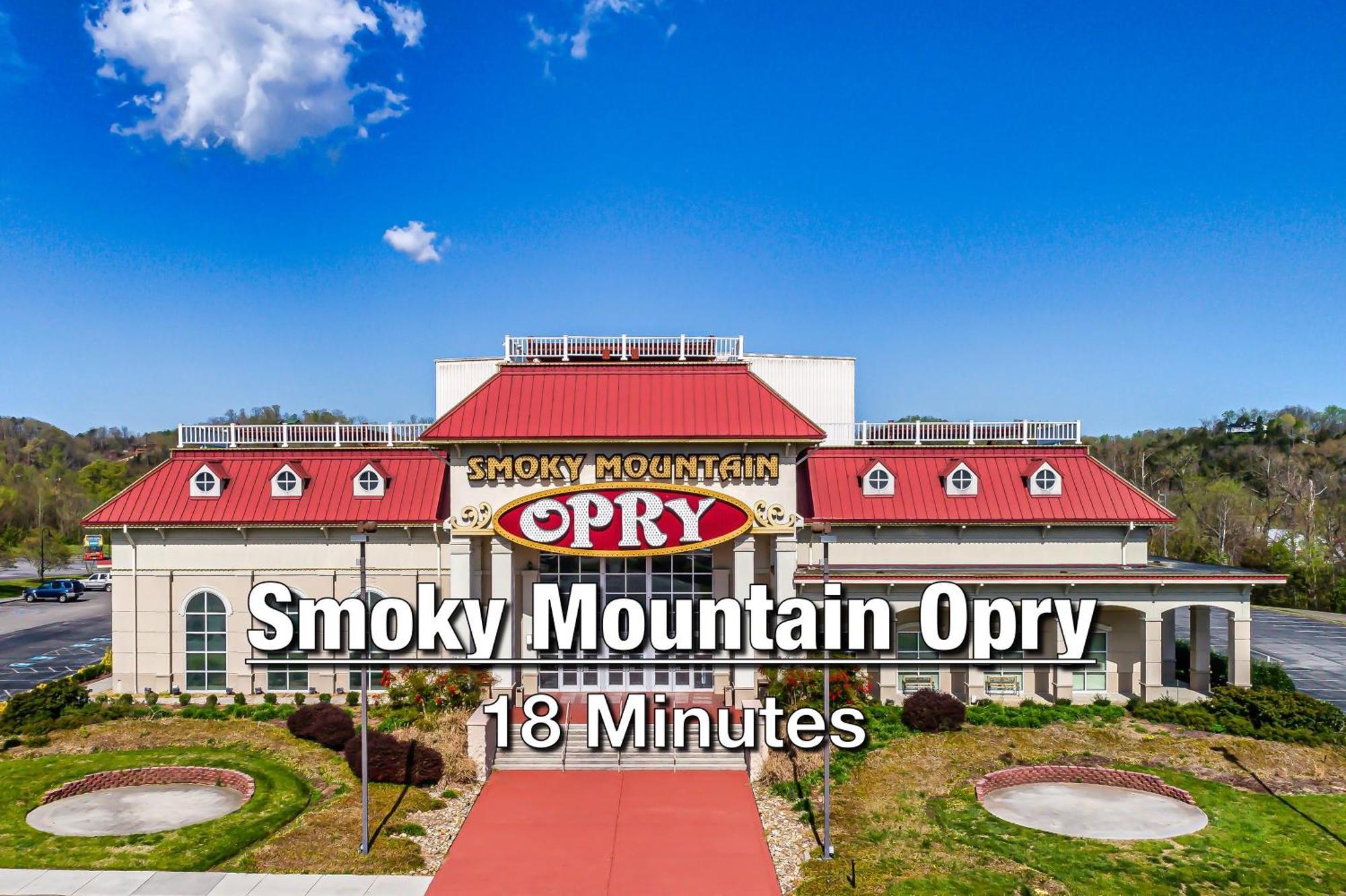 New Luxury Cabin With Stunning Mountainviews,Hottub, Firepit, Fireplace,2 Kingbeds, 2 Covereddecks,Bbqgrill, Shuffleboard And Pool Access Sevierville Luaran gambar