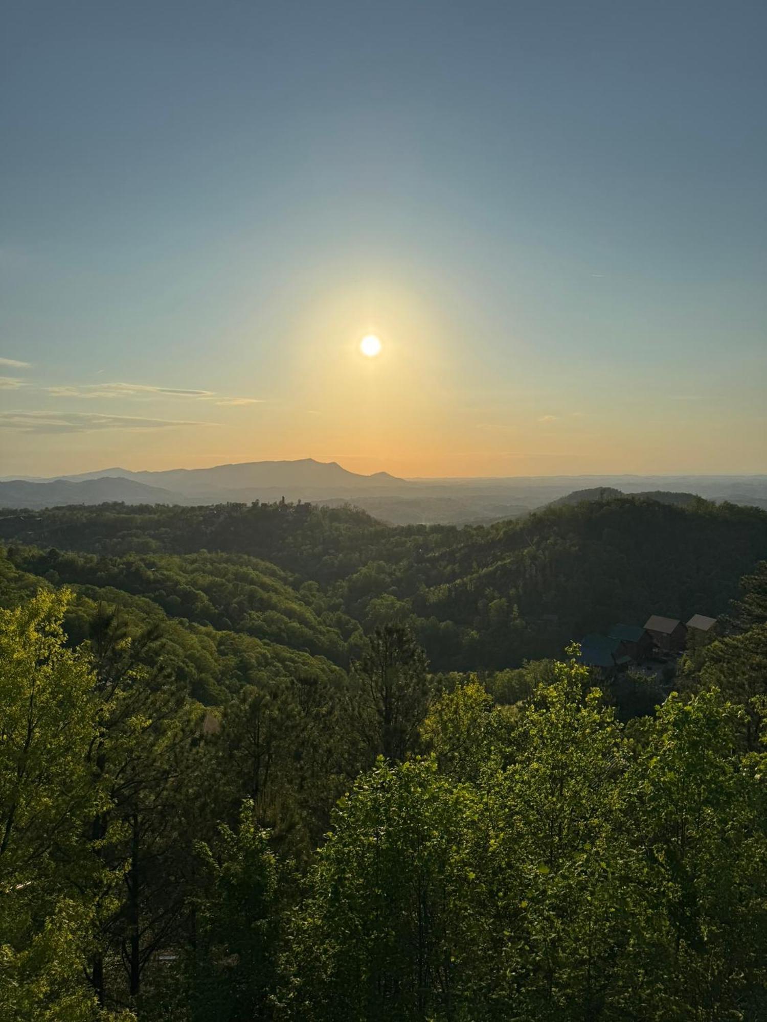 New Luxury Cabin With Stunning Mountainviews,Hottub, Firepit, Fireplace,2 Kingbeds, 2 Covereddecks,Bbqgrill, Shuffleboard And Pool Access Sevierville Luaran gambar